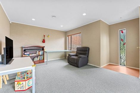 Photo of property in 2/12 Helicon Place, Totara Vale, Auckland, 0629