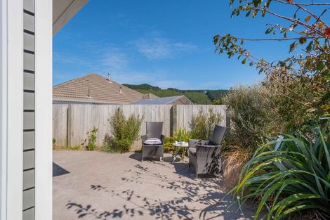 Photo of property in 10 Larsen Crescent, Tawa, Wellington, 5028