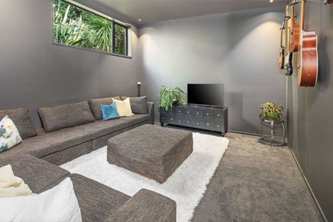 Photo of property in 81 Piha Road, Piha, 0772