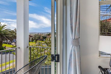 Photo of property in 30 Hogarth Rise, West Harbour, Auckland, 0618