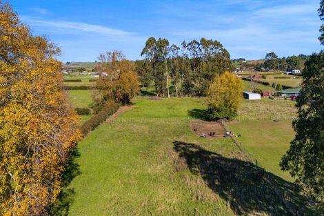 Photo of property in 44 Rawhitiroa Road, Eltham, 4322