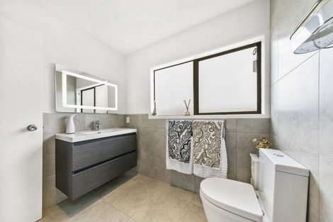 Photo of property in 22 Deverell Place, Northcross, Auckland, 0632