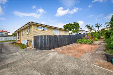 Photo of property in 18 Ashbourne Place, Glendene, Auckland, 0602