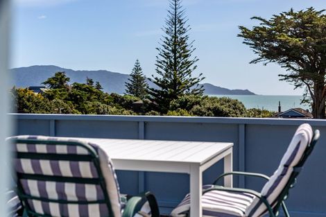 Photo of property in 4 Rangihiroa Street, Waikanae Beach, Waikanae, 5036