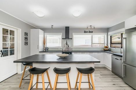 Photo of property in 42 Kaitawa Crescent, Paraparaumu, 5032