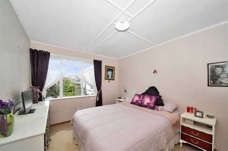 Photo of property in 10 Robbins Crescent, Hawera, 4610