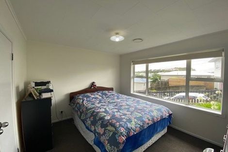 Photo of property in 32 Kenmore Street, Newlands, Wellington, 6037
