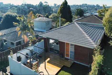 Photo of property in 2/9 Paruru Avenue, Northcote, Auckland, 0627