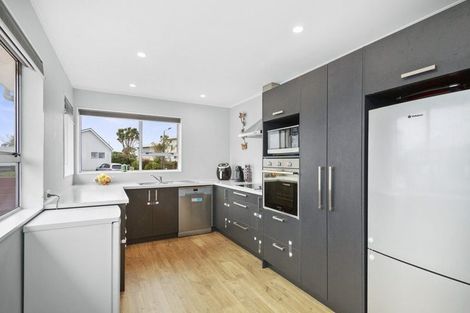 Photo of property in 27a Chetwode Grove, Newlands, Wellington, 6037