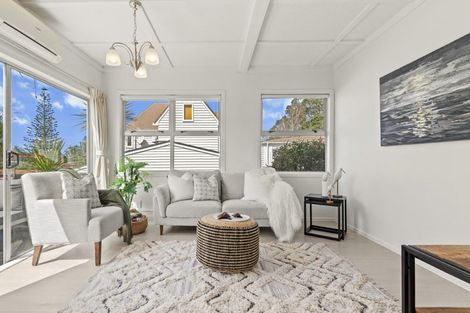 Photo of property in 5 Lyons Avenue, Murrays Bay, Auckland, 0630