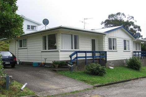 Photo of property in 2a Merritt Way, Newlands, Wellington, 6037