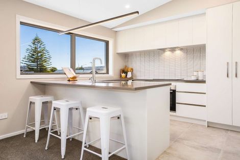 Photo of property in 2/7 Grays Road, Plimmerton, Porirua, 5026