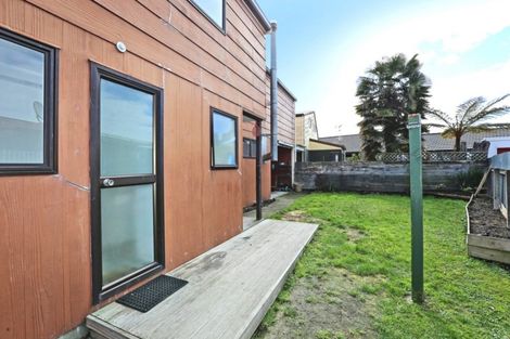 Photo of property in 2/2 Heretaunga Street East, Parkvale, Hastings, 4122