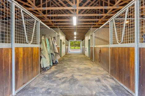 Photo of property in 744 Waitakere Road, Kumeu, 0891