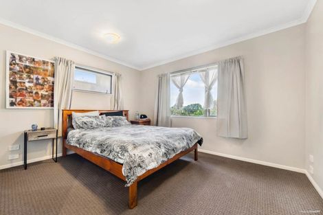 Photo of property in 1 Rixon Place, Te Atatu Peninsula, Auckland, 0610