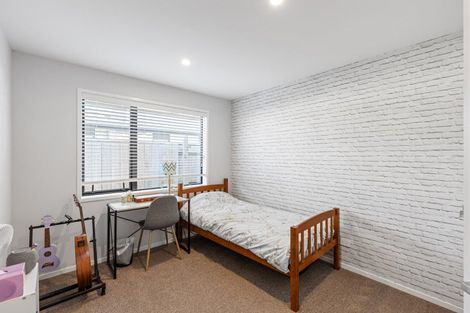 Photo of property in 17 Cyprus Place, Fitzherbert, Palmerston North, 4410
