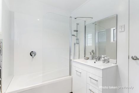 Photo of property in 2/8 Havana Place, Glenfield, Auckland, 0629