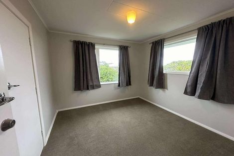 Photo of property in 52 Ruskin Road, Newlands, Wellington, 6037