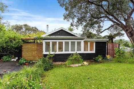 Photo of property in 20 Harrybrook Road, Green Bay, Auckland, 0604