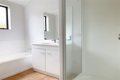 Photo of property in 18 Plumstead Rise, Glen Eden, Auckland, 0602