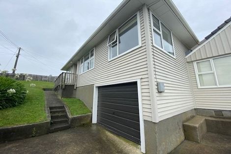 Photo of property in 32 Kenmore Street, Newlands, Wellington, 6037