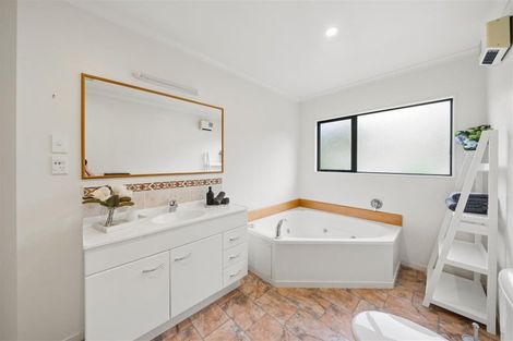 Photo of property in 23 Amesbury Drive, Churton Park, Wellington, 6037