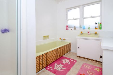 Photo of property in 22 Kingdale Road, Henderson, Auckland, 0610