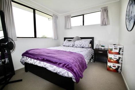 Photo of property in 8 Louise Place, West Harbour, Auckland, 0618