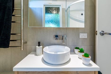 Photo of property in 10 Rangiwai Road, Titirangi, Auckland, 0604