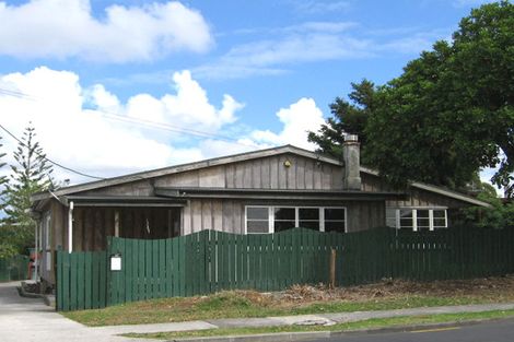 Photo of property in 1 Luckens Road, West Harbour, Auckland, 0618
