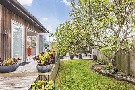 Photo of property in 14a Ferry Street, Seatoun, Wellington, 6022