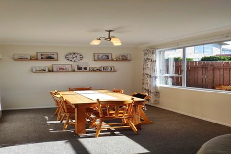 Photo of property in 42 Churton Drive, Churton Park, Wellington, 6037