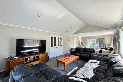 Photo of property in 12 Mellefont Close, East Tamaki Heights, Auckland, 2016