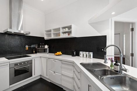 Photo of property in The Villas, 33u3 Hobson Street, Thorndon, Wellington, 6011