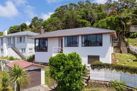 Photo of property in 102 Ruskin Road, Newlands, Wellington, 6037