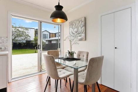 Photo of property in 28 Harbour View Road, Te Atatu Peninsula, Auckland, 0610