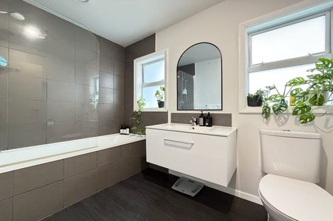 Photo of property in 98 Glanmire Road, Newlands, Wellington, 6037