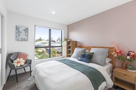 Photo of property in 1 Royal View Road, Te Atatu South, Auckland, 0610