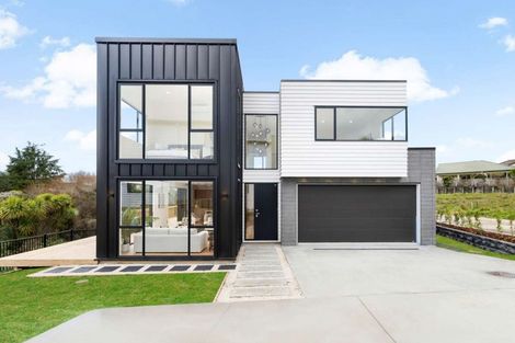 Photo of property in 16 Mcmenamin Place, Fairview Heights, Auckland, 0632