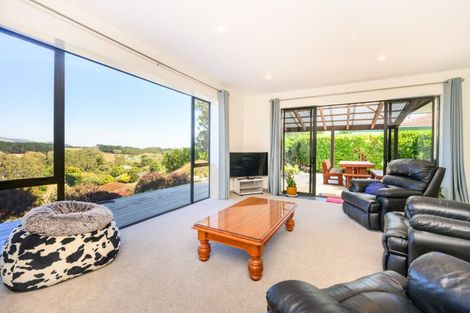 Photo of property in 70 Pacific Drive, Fitzherbert, Palmerston North, 4410