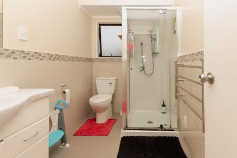 Photo of property in 13 Kearney Place, Massey, Auckland, 0614