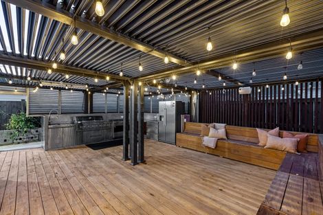 Photo of property in 14 Sir Lincoln Drive, Kumeu, 0810