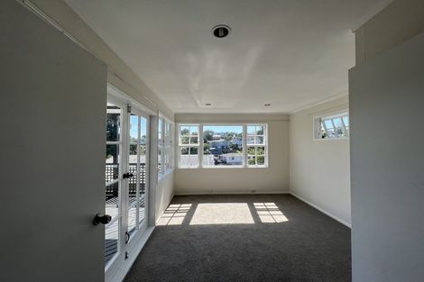 Photo of property in 28 Tamahere Drive, Glenfield, Auckland, 0629