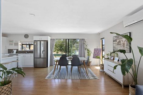 Photo of property in 21 Red Beach Road, Red Beach, 0932