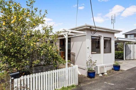 Photo of property in 1/424 Old Te Atatu Road, Te Atatu Peninsula, Auckland, 0610