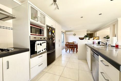Photo of property in 6 Bellshill Close, Wattle Downs, Auckland, 2103
