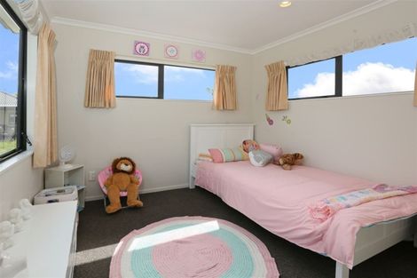 Photo of property in 17 Reybert Place, Massey, Auckland, 0614