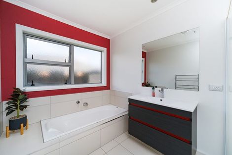 Photo of property in 26 Chestnut Close, Kelvin Grove, Palmerston North, 4414