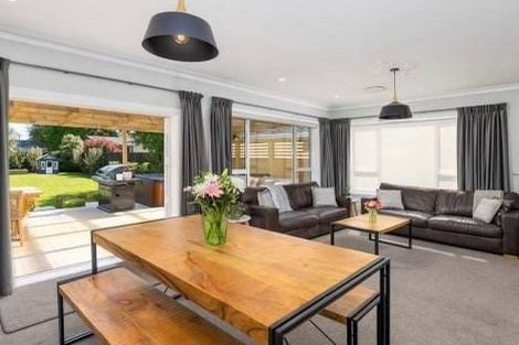 Photo of property in 215 Avonhead Road, Avonhead, Christchurch, 8042