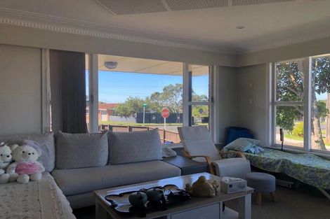 Photo of property in 90 Golf Road, New Lynn, Auckland, 0600